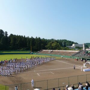 快晴の暑い中、出場チームが開会式に臨みました