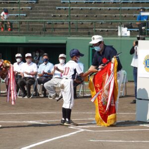 蒼柴ライオンズクラブ　野本会長による優勝旗返還